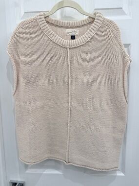 Universal Thread Cream Sleeveless Crewneck Knit Vest